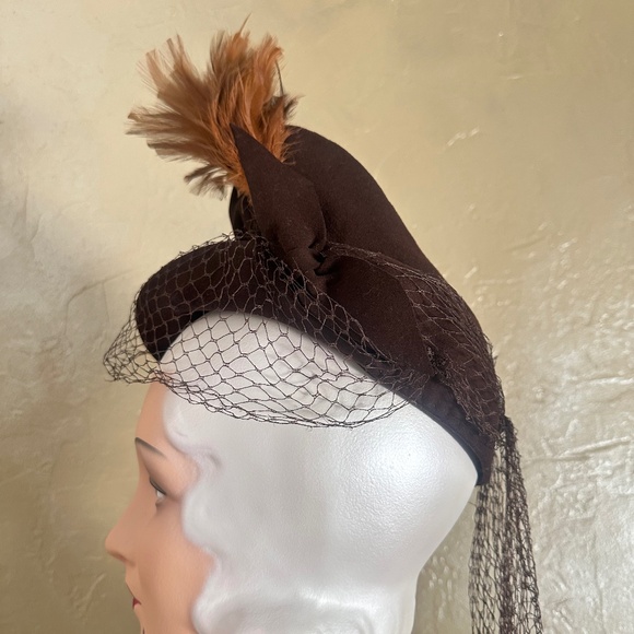 GORGEOUS 1940\'s BROWN FELT HAT WITH GATHERED CROWN, TALL FEATHERS & HALF VEIL main image 11